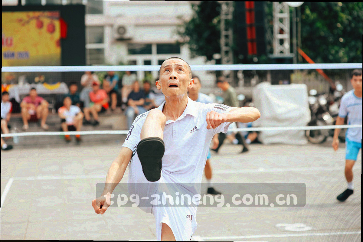 右下角入口与人工、自助两个选项的抽象界面示意，表现两步到达人工客服